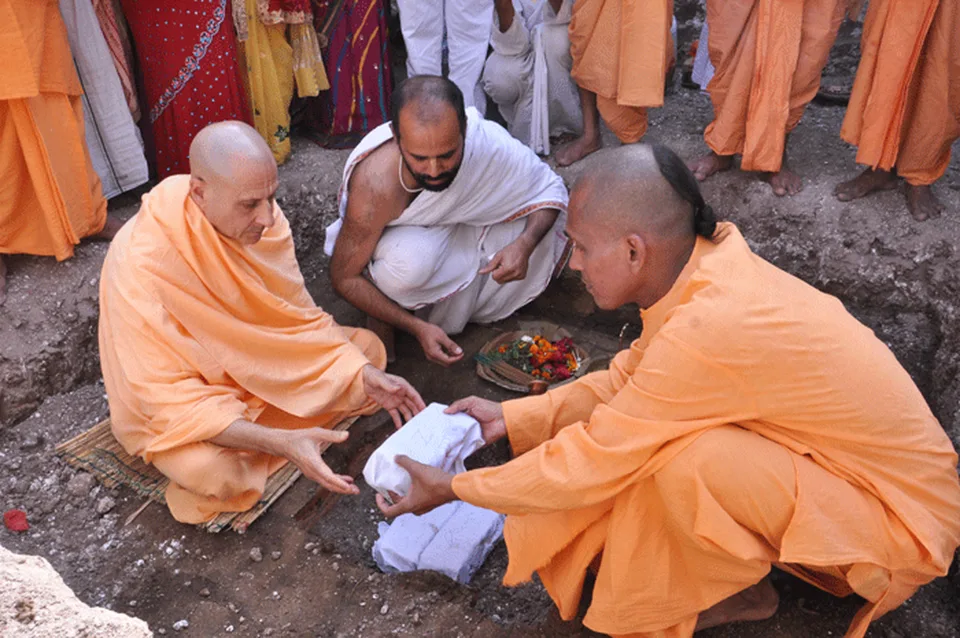 HH Radhanath Swami Maharaj performing the sacred Ananta Shesha installation ceremony during the Bhumi Pujan of ISKCON VECC – Glory of the Deccan, Aurangabad.