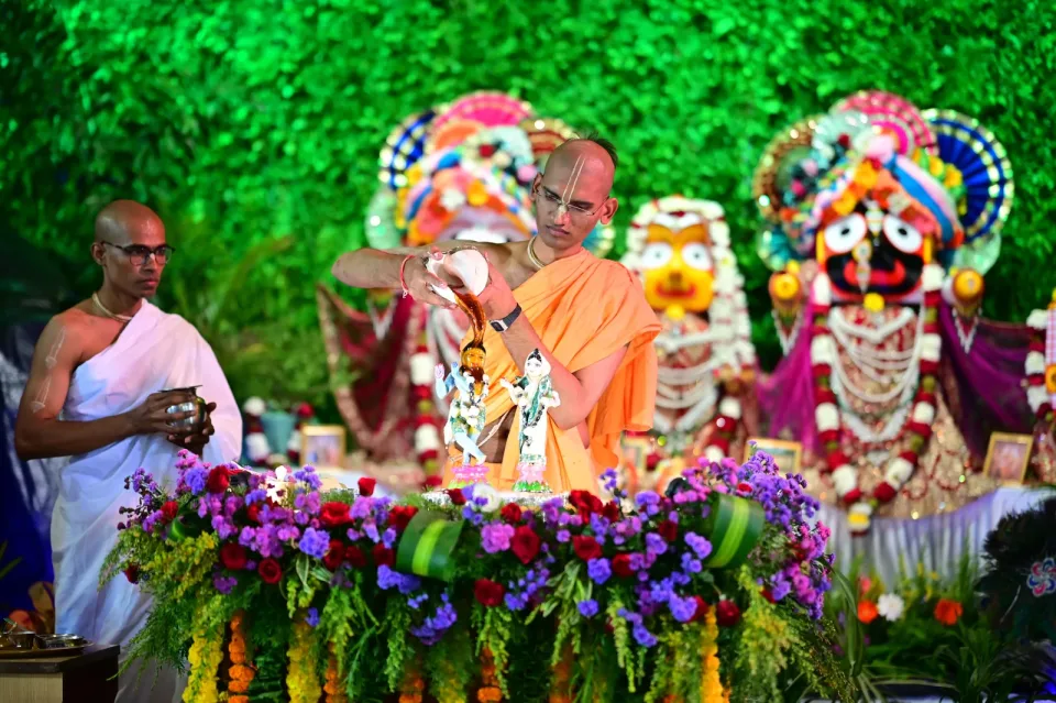 Abhishek by Priests of ISKCON VECC